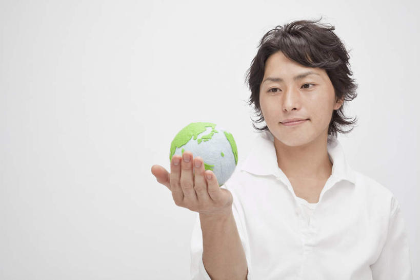 东方人,脸,头,脸颊,手,一个人,站,举,横图,室内,特写,白天,白色背景,正面,仪器,海洋,地图,亚洲,仅一个男性,仅一个人,服装,网格,地球仪,线条,世界地图,地球,陆地,全球,注视,休闲装,黄种人,肩膀,球,仅一个年轻男性,衣服,绿色,经纬线,模型,观察,看,托,站着,休闲,球体,手部,休闲服,摄影,地理,国家,服饰,影棚,观看,单手,大陆,察看,世界,关注,纬线,版图,经线,经纬仪,地理学,男人,男性,年轻男性,亚洲人,头部,脸部,脸蛋,面部,举起,举手,举着,向上举,向上伸,向上托,站立,半身,彩图,影棚拍摄,拍摄,大洋,大洲