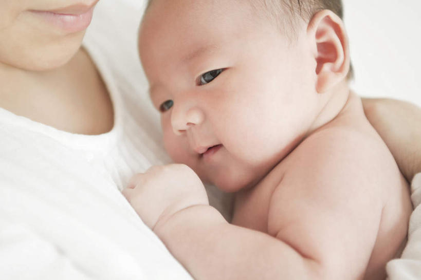 东方人,婴儿,儿童,脸,头,脸颊,手,两个人,家庭,母亲,站,抱,横图,室内,特写,白天,侧面,纯洁,亚洲,服装,朦胧,模糊,依偎,注视,休闲装,黄种人,裸露,肩膀,小孩,衣服,观察,看,靠,靠着,倚靠,站着,休闲,温暖,温馨,一家人,手部,休闲服,可爱,母爱,童年,童趣,服饰,活泼,抱着,观看,单手,和睦,察看,搂着,倚着,关注,宝宝,童真,纯真,烂漫,无邪,依附,依赖,投靠,母婴,伶俐,天真,年轻女性,女人,女性,亚洲人,孩子,年轻人,头部,脸部,脸蛋,面部,怀抱,搂,搂抱,相抱,拥抱,站立,半身,彩图,融洽