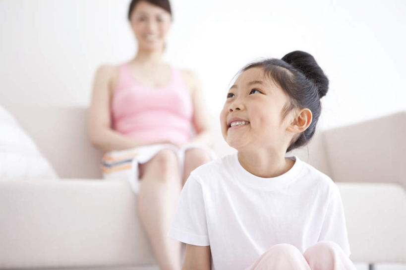 东方人,儿童,两个人,家庭,母亲,女儿,坐,笑,微笑,露齿笑,横图,室内,白天,仰视,纯洁,沙发,亚洲,阴影,服装,朦胧,模糊,光线,影子,注视,休闲装,黄种人,小孩,衣服,观察,看,休闲,温暖,温馨,母女,一家人,休闲服,可爱,母爱,童年,童趣,服饰,观看,盘发,和睦,察看,关注,布艺沙发,童真,烂漫,无邪,天真,年轻女性,女孩,女人,女性,亚洲人,孩子,坐着,半身,彩图,低角度拍摄,融洽,女生