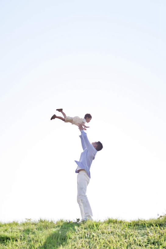 东方人,儿童,两个人,家庭,父亲,女儿,站,举,竖图,室外,白天,仰视,纯洁,草地,草坪,植物,亚洲,阴影,服装,光线,影子,注视,休闲装,黄种人,草,小孩,衣服,蓝色,绿色,蓝天,天空,阳光,天,观察,看,托,站着,休闲,温暖,温馨,父女,一家人,休闲服,父爱,可爱,腾空,童年,童趣,服饰,观看,和睦,察看,关注,童真,烂漫,无邪,凌空,天真,男人,男性,年轻男性,女孩,亚洲人,孩子,年轻人,举起,举手,举着,抬头,向上举,向上伸,向上托,仰头,站立,彩图,低角度拍摄,全身,融洽,女生