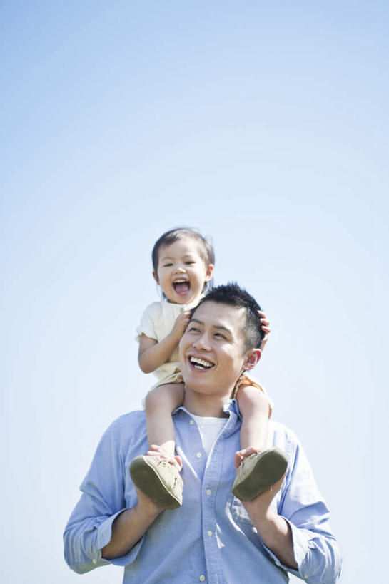 东方人,儿童,两个人,家庭,父亲,女儿,站,笑,摸,微笑,露齿笑,竖图,室外,白天,正面,幸福,纯洁,亚洲,抚摸,握,阴影,服装,光线,影子,注视,休闲装,黄种人,小孩,骑,衣服,蓝色,蓝天,天空,阳光,天,观察,看,扛,站着,休闲,温暖,温馨,父女,一家人,休闲服,父爱,可爱,童年,童趣,握着,服饰,观看,和睦,察看,关注,童真,烂漫,无邪,扛在肩上,骑在肩上,天真,男人,男性,年轻男性,女孩,亚洲人,孩子,年轻人,触摸,接触,站立,半身,彩图,融洽,女生