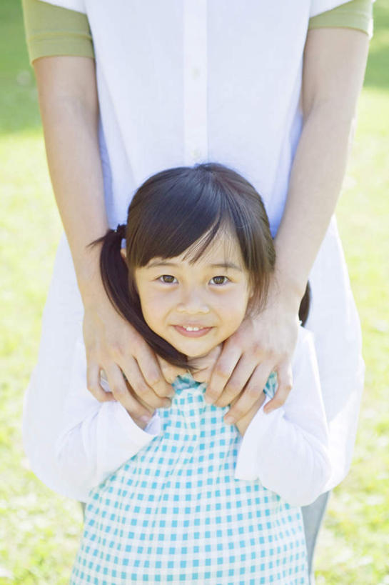 东方人,儿童,两个人,家庭,母亲,女儿,站,抱,竖图,室外,白天,正面,纯洁,草地,草坪,树林,植物,亚洲,阴影,服装,朦胧,模糊,光线,影子,注视,休闲装,黄种人,草,树,树木,小孩,衣服,绿色,阳光,自然,观察,看,站着,休闲,温暖,温馨,母女,一家人,休闲服,可爱,母爱,童年,童趣,服饰,生长,成长,抱着,观看,和睦,察看,搂着,关注,童真,烂漫,无邪,天真,年轻女性,女孩,女人,女性,亚洲人,孩子,搂,搂抱,站立,半身,彩图,融洽,女生