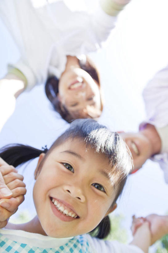 东方人,儿童,脸,头,脸颊,手,三个人,家庭,夫妻,母亲,父亲,女儿,站,握手,笑,微笑,露齿笑,竖图,室外,特写,白天,仰视,爱情,纯洁,树林,太阳,植物,亚洲,双手,阴影,服装,朦胧,模糊,光线,影子,浪漫,注视,休闲装,黄种人,肩膀,树,树木,小孩,衣服,蓝色,绿色,蓝天,天空,阳光,自然,天,低头,观察,看,站着,休闲,温暖,温馨,父女,母女,三口之家,一家人,手部,休闲服,恩爱,父爱,可爱,母爱,童年,童趣,恋人,服饰,生长,晴朗,成长,观看,和睦,察看,关注,童真,烂漫,无邪,万里无云,天真,男人,男性,年轻男性,年轻女性,女孩,女人,女性,亚洲人,孩子,年轻人,头部,脸部,脸蛋,面部,夫妇,情侣,晴空,晴空万里,搀手,拉手,手拉手,手握手,站立,半身,彩图,低角度拍摄,伴侣,融洽,女生