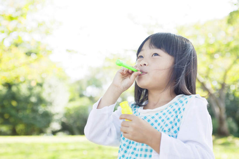 东方人,儿童,一个人,站,笑,微笑,露齿笑,横图,室外,白天,正面,纯洁,草地,草坪,树林,太阳,植物,亚洲,仅一个女性,仅一个人,阴影,服装,朦胧,模糊,光线,影子,注视,休闲装,黄种人,草,树,树木,小孩,衣服,蓝色,绿色,蓝天,天空,阳光,自然,泡泡,天,观察,看,站着,仅一个小孩,休闲,休闲服,可爱,童年,童趣,服饰,生长,晴朗,成长,观看,察看,关注,泡泡机,童真,烂漫,无邪,万里无云,天真,女孩,女人,女性,亚洲人,孩子,晴空,晴空万里,站立,半身,彩图,女生