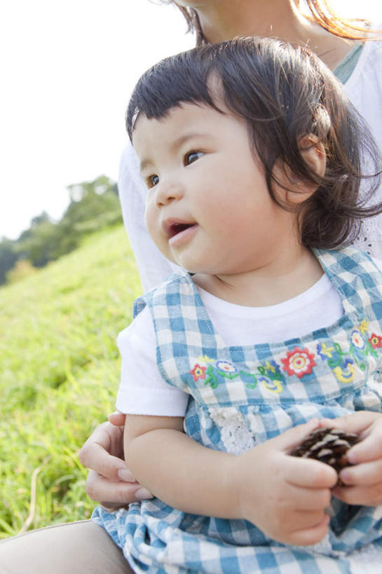 东方人,儿童,两个人,家庭,母亲,女儿,坐,抱,笑,微笑,露齿笑,竖图,室外,白天,正面,纯洁,草地,草坪,植物,亚洲,阴影,服装,朦胧,模糊,光线,格子,影子,注视,休闲装,黄种人,草,树,树木,小孩,衣服,蓝色,绿色,白色,黑色,蓝天,天空,阳光,自然,天,观察,看,休闲,温暖,温馨,母女,一家人,休闲服,可爱,母爱,童年,童趣,服饰,生长,晴朗,成长,抱着,观看,和睦,察看,搂着,关注,童真,烂漫,无邪,万里无云,天真,年轻女性,女孩,女人,女性,亚洲人,孩子,晴空,晴空万里,怀抱,搂,搂抱,相抱,拥抱,坐着,半身,彩图,融洽,短发,女生