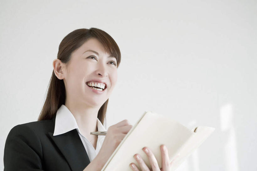 东方人,脸,头,脸颊,手,一个人,商务人士,商务女性,站,笑,微笑,露齿笑,横图,室内,特写,白天,仰视,亚洲,双手,仅一个年轻女性,仅一个女性,仅一个人,一本,握,套装,朦胧,模糊,笔,办公用品,记事本,拿,拿着,注视,黄种人,肩膀,文具,白色,本子,笔记本,学习用品,观察,记录,看,站着,手部,握着,观看,文具用品,察看,关注,商务装,工薪阶层,记载,记实,纪录,年轻女性,女人,女性,亚洲人,头部,脸部,脸蛋,面部,白领,上班族,站立,半身,彩图,低角度拍摄