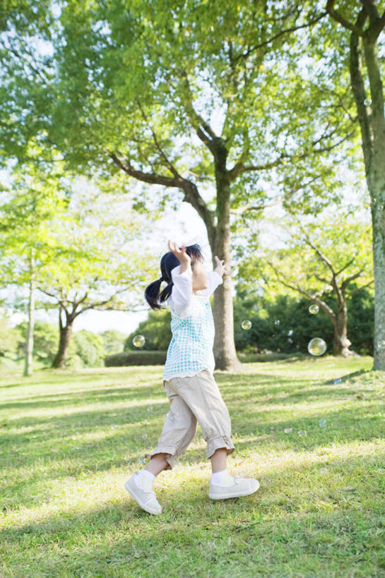 东方人,儿童,一个人,跑,竖图,室外,白天,侧面,锻炼,游戏,纯洁,运动,草地,草坪,植物,亚洲,仅一个女性,仅一个人,许多,阴影,服装,朦胧,梦幻,模糊,光线,影子,云,云朵,玩,云彩,注视,休闲装,黄种人,娱乐,草,树,树木,小孩,衣服,蓝色,绿色,白云,蓝天,天空,阳光,自然,泡泡,天,观察,看,仅一个小孩,休闲,休闲服,可爱,童年,童趣,服饰,生长,晴朗,成长,观看,活动,察看,发泄,关注,消遣,智力,童真,烂漫,无邪,宣泄,体育,天真,女孩,女人,女性,亚洲人,孩子,晴空,跑步,玩耍,嬉戏,彩图,全身,健身,女生