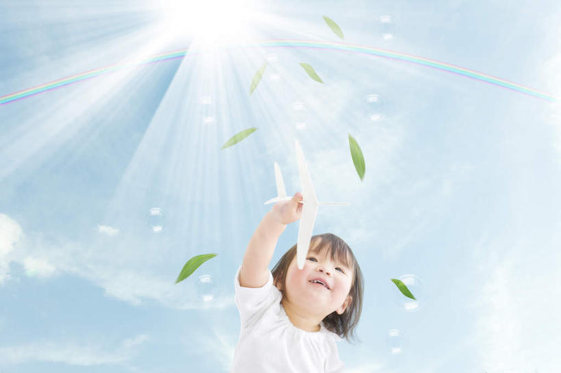 东方人,儿童,一个人,站,笑,微笑,露齿笑,横图,室外,白天,仰视,纯洁,飞机,叶子,亚洲,仅一个女性,仅一个人,许多,握,阴影,服装,朦胧,梦幻,模糊,艺术,发光,光束,光线,影子,折纸,纸艺,手工艺品,云,云朵,绿叶,光亮,拿,云彩,拿着,注视,休闲装,黄种人,文化,小孩,衣服,蓝色,白色,黑色,白云,蓝天,天空,阳光,工艺品,天,观察,看,站着,仅一个小孩,休闲,休闲服,嫩叶,可爱,童年,童趣,握着,服饰,一架,晴朗,观看,纸飞机,察看,高雅,未来,关注,发亮,童真,憧憬,烂漫,无邪,工艺折纸,自信心,品位,天真,女孩,女人,女性,亚洲人,孩子,长发,叶,叶片,晴空,站立,半身,彩图,低角度拍摄,女生