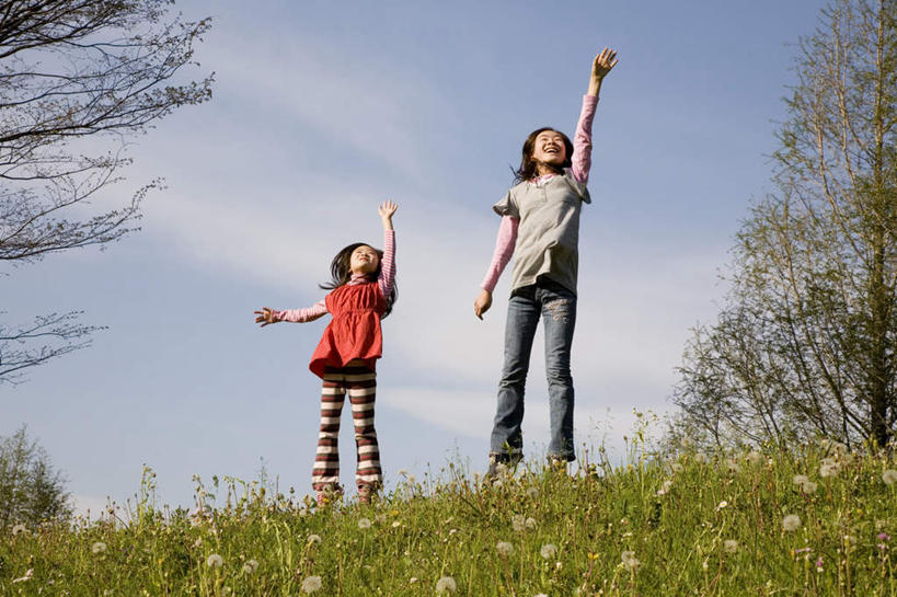 东方人,儿童,两个人,伙伴,朋友,站,举,横图,室外,白天,仰视,友谊,纯洁,草地,草坪,植物,亚洲,指,阴影,条纹,服装,光线,影子,云,云朵,云彩,指点,休闲装,黄种人,草,树,树木,小孩,衣服,蓝色,绿色,黑色,白云,蓝天,天空,阳光,自然,天,托,站着,休闲,休闲服,可爱,童年,童趣,服饰,生长,晴朗,成长,指向,童真,烂漫,无邪,天真,友情,女孩,女人,女性,亚洲人,长发,晴空,举起,举手,举着,向上举,向上伸,向上托,站立,彩图,低角度拍摄,全身,女生