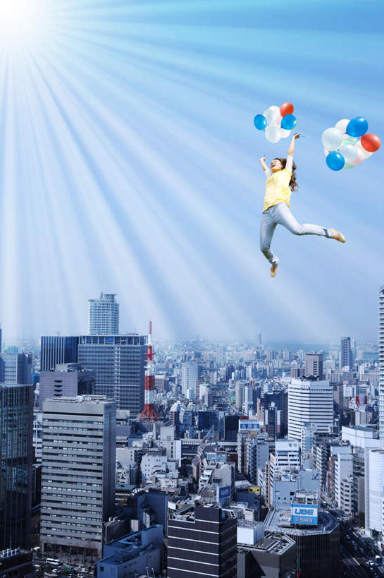 东方人,一个人,无人,高楼大厦,跳,竖图,室外,白天,仰视,数码,科技,大厦,建筑,摩天大楼,亚洲,仅一个年轻女性,仅一个女性,仅一个人,阴影,装饰,网络,塑料,半空,高光,几何,计算机图形,拿,合成,拿着,黄种人,红色,蓝色,白色,蓝天,天空,气球,塑料制品,天,橡胶,华丽,修饰,点缀,电脑合成图,数码合成图,橡胶制品,写实,具体,具象,衬托,美观,雅致,雅观,年轻女性,女人,女性,亚洲人,跳跃,半身,彩图,低角度拍摄,大楼,高层建筑,高楼,摩天楼