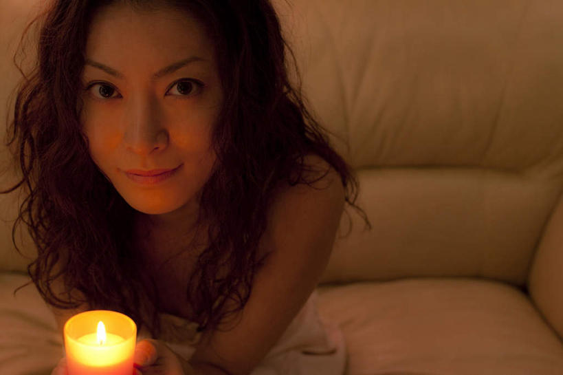 东方人,脸,头,脸颊,一个人,坐,笑,微笑,露齿笑,横图,俯视,室内,特写,白天,沙发,蜡烛,亚洲,仅一个年轻女性,仅一个女性,仅一个人,火焰,烛光,燃烧,黄种人,一个,黑色,点燃,单个,年轻女性,女人,女性,亚洲人,头部,长发,脸部,脸蛋,面部,坐着,半身,彩图,高角度拍摄,皮沙发