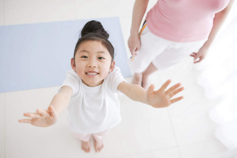 东方人,儿童,两个人,家庭,母亲,女儿,站,举,笑,微笑,露齿笑,横图,俯视,室内,白天,纯洁,亚洲,服装,注视,休闲装,黄种人,小孩,衣服,黑色,观察,看,托,站着,休闲,温暖,温馨,母女,一家人,休闲服,可爱,母爱,童年,童趣,服饰,观看,和睦,察看,关注,童真,烂漫,无邪,天真,年轻女性,女孩,女人,女性,亚洲人,孩子,年轻人,长发,举起,举手,举着,向上举,向上伸,向上托,站立,半身,彩图,高角度拍摄,融洽,女生