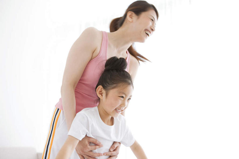 东方人,儿童,两个人,家庭,母亲,女儿,站,抱,笑,微笑,露齿笑,横图,室内,白天,白色背景,仰视,纯洁,亚洲,服装,休闲装,黄种人,小孩,衣服,黑色,站着,休闲,温暖,温馨,母女,一家人,休闲服,可爱,母爱,童年,童趣,摄影,服饰,影棚,抱着,和睦,搂着,童真,烂漫,无邪,天真,年轻女性,女孩,女人,女性,亚洲人,孩子,年轻人,长发,搂,搂抱,站立,半身,彩图,低角度拍摄,影棚拍摄,拍摄,融洽,女生