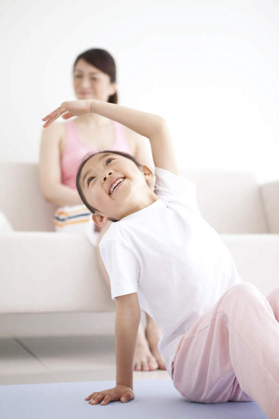 东方人,儿童,两个人,家庭,母亲,女儿,坐,笑,微笑,露齿笑,竖图,室内,白天,正面,纯洁,靠垫,沙发,亚洲,服装,靠枕,注视,休闲装,黄种人,小孩,衣服,黑色,垫子,枕头,观察,看,休闲,温暖,温馨,母女,一家人,休闲服,可爱,母爱,童年,童趣,服饰,观看,和睦,察看,关注,童真,烂漫,无邪,天真,年轻女性,女孩,女人,女性,亚洲人,孩子,年轻人,长发,坐着,半身,彩图,融洽,女生,皮沙发