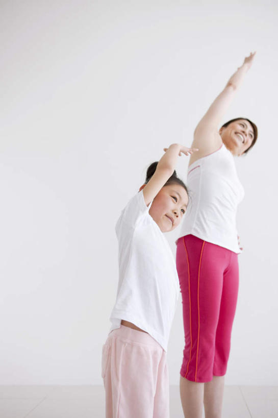 东方人,儿童,两个人,家庭,母亲,女儿,站,竖图,室内,白天,正面,锻炼,纯洁,运动,亚洲,弯腰,服装,墙,休闲装,黄种人,墙壁,墙面,小孩,衣服,黑色,站着,休闲,温暖,温馨,母女,一家人,休闲服,可爱,母爱,童年,童趣,服饰,和睦,童真,烂漫,无邪,弯身,体育,天真,年轻女性,女孩,女人,女性,亚洲人,孩子,年轻人,长发,站立,半身,彩图,健身,融洽,女生