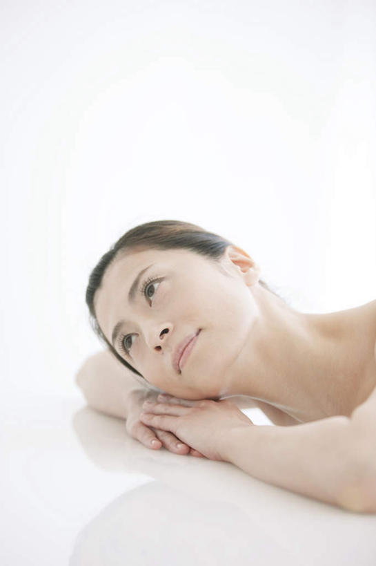 东方人,一个人,坐,双手交叉,竖图,室内,白天,白色背景,正面,桌面,桌子,亚洲,仅一个年轻女性,仅一个女性,仅一个人,阴影,反射,影子,注视,黄种人,观察,看,趴着,摄影,影棚,观看,察看,双手抱胸,关注,年轻女性,女人,女性,亚洲人,趴,坐着,半身,彩图,影棚拍摄,拍摄