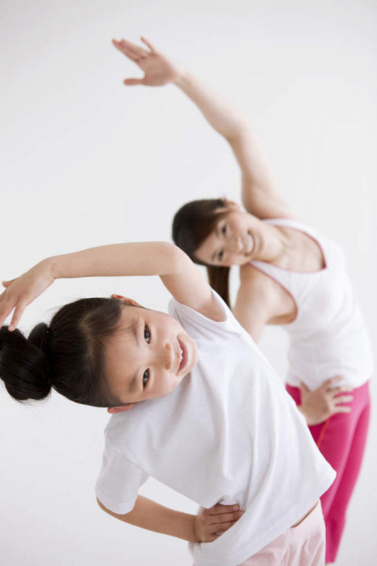 东方人,儿童,两个人,家庭,母亲,女儿,站,竖图,室内,白天,正面,锻炼,纯洁,运动,亚洲,弯腰,服装,墙,休闲装,黄种人,墙壁,墙面,小孩,衣服,黑色,站着,休闲,温暖,温馨,母女,一家人,休闲服,可爱,母爱,童年,童趣,服饰,和睦,童真,烂漫,无邪,弯身,体育,天真,年轻女性,女孩,女人,女性,亚洲人,孩子,年轻人,长发,站立,半身,彩图,健身,融洽,女生