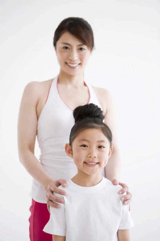 东方人,儿童,两个人,家庭,母亲,女儿,站,笑,微笑,露齿笑,竖图,室内,白天,正面,纯洁,亚洲,服装,休闲装,黄种人,小孩,衣服,黑色,站着,休闲,温暖,温馨,母女,一家人,休闲服,可爱,母爱,童年,童趣,服饰,和睦,童真,烂漫,无邪,天真,年轻女性,女孩,女人,女性,亚洲人,孩子,年轻人,长发,站立,半身,彩图,融洽,女生