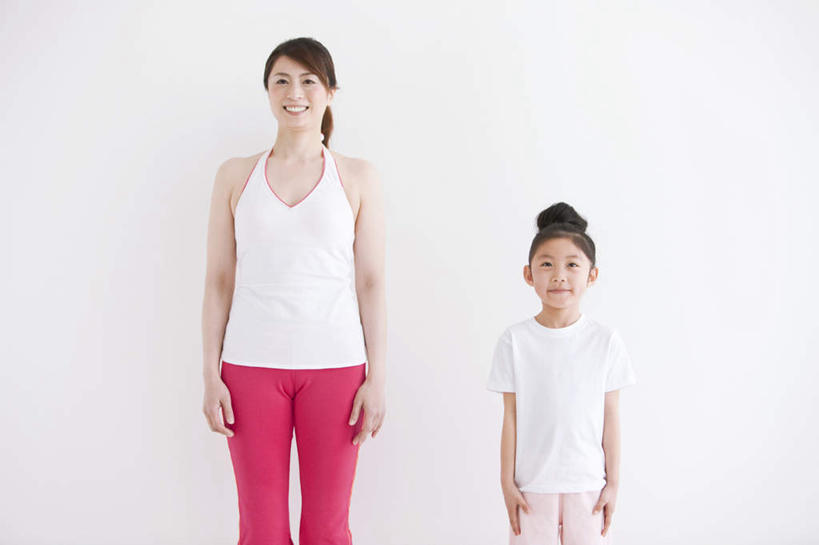 东方人,儿童,两个人,家庭,母亲,女儿,站,笑,微笑,露齿笑,横图,室内,白天,白色背景,正面,纯洁,亚洲,服装,注视,休闲装,黄种人,小孩,衣服,黑色,观察,看,站着,休闲,温暖,温馨,母女,一家人,休闲服,可爱,母爱,童年,童趣,摄影,服饰,影棚,观看,和睦,察看,关注,童真,烂漫,无邪,天真,年轻女性,女孩,女人,女性,亚洲人,孩子,年轻人,长发,站立,半身,彩图,影棚拍摄,拍摄,融洽,女生