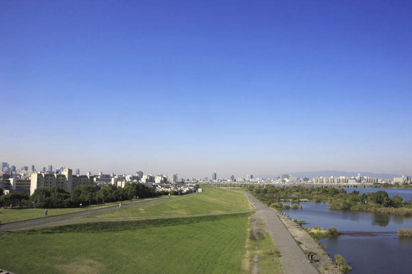 无人,家,横图,室外,白天,正面,旅游,度假,草地,草坪,河流,美景,水,植物,城市风光,标志建筑,城市,地标,建筑,日本,亚洲,房屋,屋子,河水,景观,水流,公寓,娱乐,建设,洋房,楼房,住宅,草,蓝色,绿色,蓝天,天空,天,享受,休闲,景色,放松,大阪,东亚,本州,大阪府,本州岛,日本国,近畿地方,近畿,彩图,房子