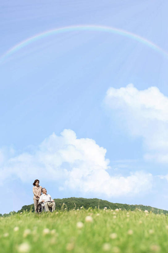 东方人,一个人,坐,竖图,室外,白天,正面,草地,草坪,植物,亚洲,仅一个年轻女性,仅一个女性,仅一个人,阴影,光线,影子,云,云朵,云彩,黄种人,草,蓝色,绿色,白云,蓝天,天空,阳光,天,晴朗,年轻女性,女人,女性,亚洲人,晴空,坐着,彩图,全身