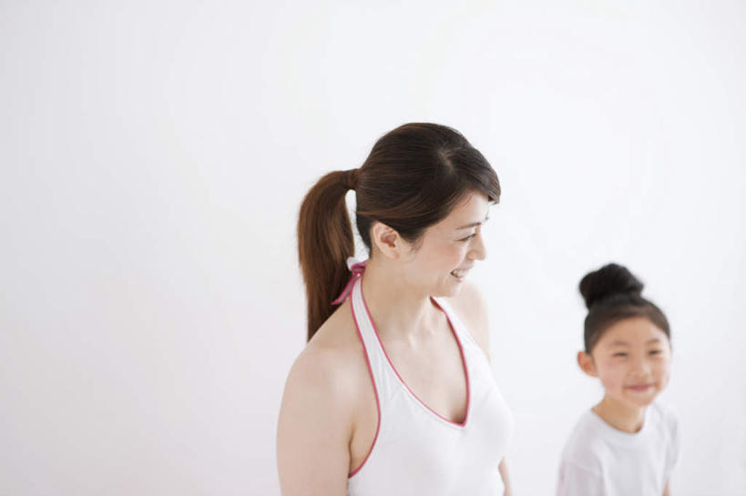 东方人,儿童,两个人,家庭,母亲,女儿,站,笑,微笑,横图,俯视,室内,白天,白色背景,纯洁,亚洲,服装,注视,休闲装,黄种人,小孩,衣服,黑色,观察,看,站着,休闲,温暖,温馨,母女,一家人,休闲服,可爱,母爱,童年,童趣,摄影,服饰,影棚,观看,和睦,察看,关注,童真,烂漫,无邪,天真,年轻女性,女孩,女人,女性,亚洲人,孩子,年轻人,长发,站立,半身,彩图,高角度拍摄,影棚拍摄,拍摄,融洽,女生