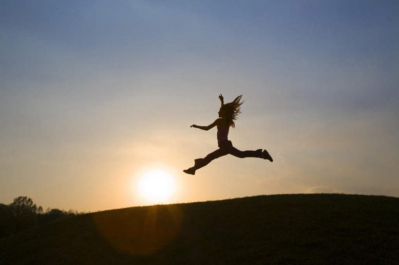 东方人,一个人,伸展双臂,横图,室外,白天,仰视,跳舞,日落,山,山脉,亚洲,仅一个年轻女性,仅一个女性,仅一个人,山峰,晚霞,霞光,山峦,背光,黄种人,蓝色,蓝天,天空,黄昏,群山,天,彩霞,舞姿,逆光,年轻女性,女人,女性,亚洲人,夕阳,敞开双臂,伸开双臂,展开双肩,张开手臂,张开双臂,彩图,低角度拍摄,全身,舞蹈