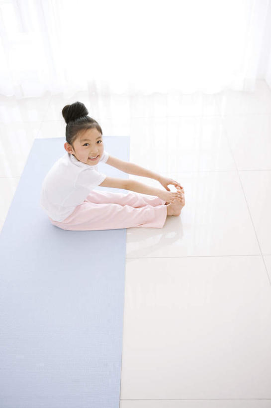 东方人,儿童,一个人,坐,笑,微笑,露齿笑,竖图,俯视,室内,白天,纯洁,亚洲,仅一个女性,仅一个人,瓷砖,地砖,毯子,地面,黄种人,小孩,黑色,瑜伽垫,垫子,仅一个小孩,可爱,童年,童趣,瑜伽毯,童真,烂漫,无邪,天真,女孩,女人,女性,亚洲人,孩子,长发,抬头,仰头,坐着,彩图,高角度拍摄,全身,女生