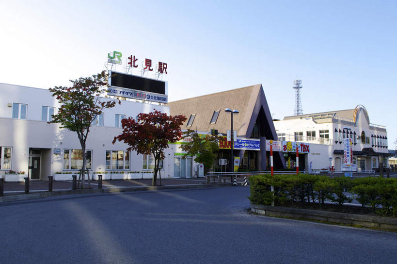 无人,家,横图,室外,白天,正面,旅游,度假,美景,植物,城市风光,标志建筑,城市,道路,地标,建筑,路,公路,北海道,日本,亚洲,阴影,光线,影子,房屋,屋子,景观,公寓,站台,交通,娱乐,建设,洋房,楼房,住宅,树,树木,蓝色,绿色,蓝天,天空,阳光,自然,天,享受,休闲,景色,放松,生长,成长,东亚,日本国,北海道地方,北海道岛,马路,彩图,房子