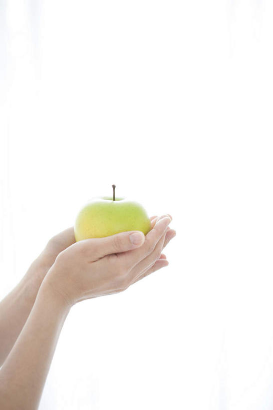 东方人,手,一个人,站,捧,竖图,室内,特写,白天,白色背景,侧面,苹果,水果,亚洲,双手,仅一个年轻女性,仅一个女性,仅一个人,新鲜,生食,食品,果实,黄种人,食物,一个,绿色,青苹果,站着,手部,摄影,有机食品,绿色食品,影棚,单个,年轻女性,女人,女性,亚洲人,端,端着,捧着,手捧,站立,半身,彩图,影棚拍摄,拍摄