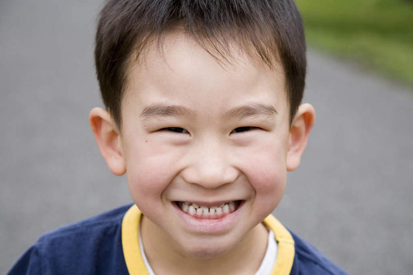 东方人,儿童,脸,头,脸颊,一个人,站,笑,微笑,露齿笑,横图,俯视,室外,特写,白天,纯洁,亚洲,仅一个男性,仅一个人,服装,注视,休闲装,黄种人,小孩,衣服,黑色,观察,看,站着,仅一个小孩,休闲,休闲服,可爱,童年,童趣,服饰,观看,察看,关注,童真,烂漫,无邪,天真,男孩,男人,男性,亚洲人,孩子,头部,脸部,脸蛋,面部,站立,半身,彩图,高角度拍摄,短发,男生