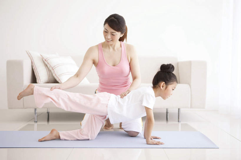 东方人,儿童,两个人,家庭,母亲,女儿,坐,横图,室外,白天,正面,锻炼,纯洁,运动,靠垫,沙发,亚洲,墙,靠枕,抬腿,黄种人,墙壁,墙面,小孩,黑色,垫子,枕头,温暖,温馨,母女,一家人,可爱,母爱,童年,童趣,和睦,童真,烂漫,无邪,体育,天真,年轻女性,女孩,女人,女性,亚洲人,孩子,年轻人,长发,坐着,彩图,全身,健身,融洽,女生,皮沙发