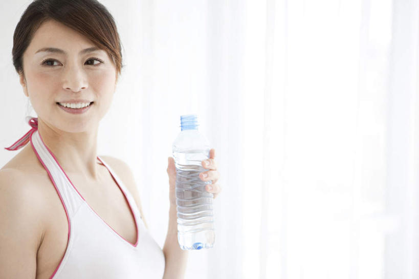 东方人,一个人,站,笑,微笑,露齿笑,横图,室内,白天,正面,水,亚洲,仅一个年轻女性,仅一个女性,仅一个人,背心,液体,拿,拿着,注视,黄种人,饮用水,白色,瓶子,塑料制品,矿泉水,观察,看,站着,塑料瓶,观看,察看,关注,蒸馏水,年轻女性,女人,女性,亚洲人,站立,半身,彩图