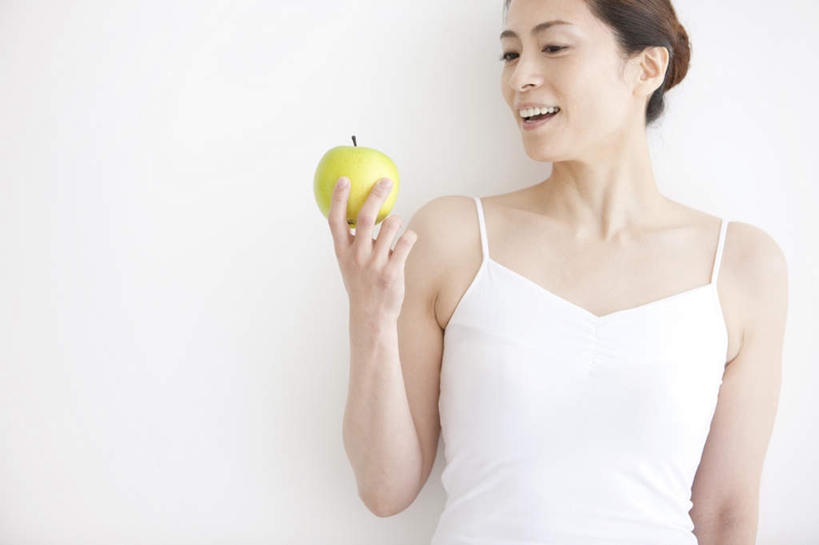 东方人,一个人,站,笑,微笑,露齿笑,横图,室内,白天,白色背景,正面,苹果,水果,吊带,亚洲,仅一个年轻女性,仅一个女性,仅一个人,新鲜,生食,食品,果实,拿,拿着,注视,吊带衫,黄种人,食物,一个,白色,青苹果,观察,看,站着,摄影,有机食品,绿色食品,影棚,单个,观看,察看,关注,年轻女性,女人,女性,亚洲人,站立,半身,彩图,影棚拍摄,拍摄