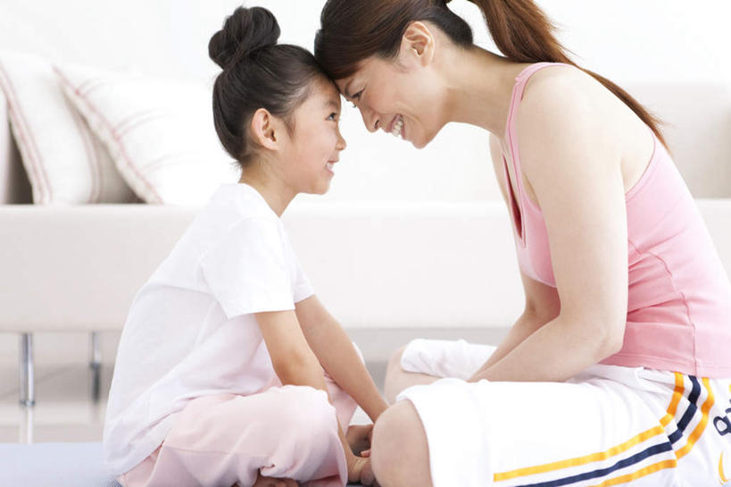 东方人,儿童,两个人,家庭,母亲,女儿,坐,笑,微笑,露齿笑,横图,室内,白天,侧面,纯洁,亚洲,黄种人,相视,小孩,黑色,温暖,温馨,母女,一家人,面对面,可爱,母爱,童年,童趣,对视,和睦,相对,童真,烂漫,无邪,相看,天真,年轻女性,女孩,女人,女性,亚洲人,孩子,年轻人,长发,坐着,彩图,全身,融洽,女生