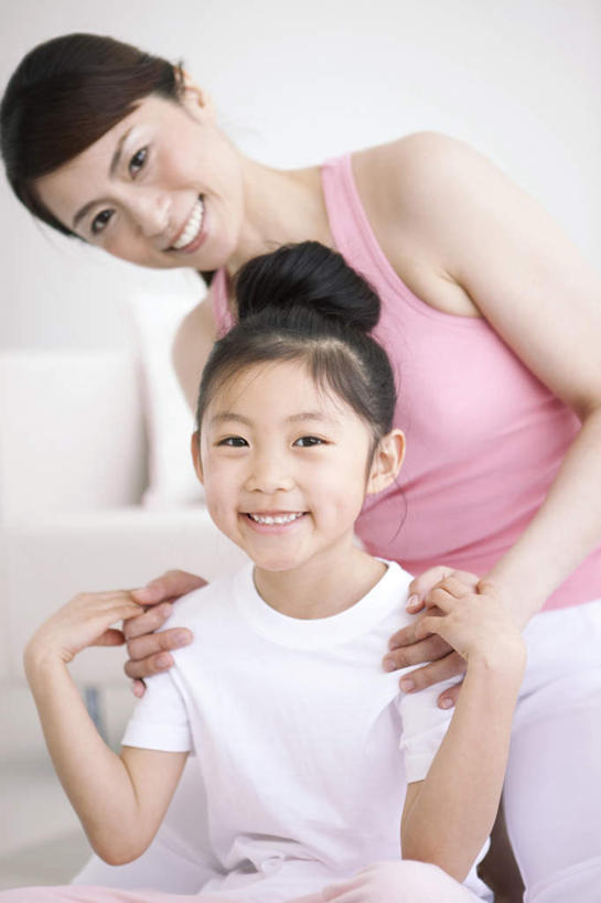 东方人,儿童,两个人,家庭,母亲,女儿,坐,笑,微笑,露齿笑,竖图,室内,白天,正面,纯洁,亚洲,服装,注视,休闲装,黄种人,小孩,衣服,粉色,黑色,观察,看,休闲,温暖,温馨,母女,一家人,休闲服,可爱,母爱,童年,童趣,服饰,观看,和睦,察看,关注,童真,烂漫,无邪,天真,年轻女性,女孩,女人,女性,亚洲人,孩子,年轻人,长发,坐着,半身,彩图,融洽,女生