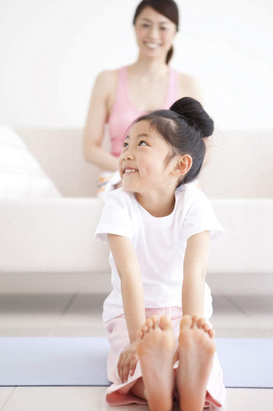 东方人,儿童,两个人,家庭,母亲,女儿,坐,笑,微笑,露齿笑,竖图,室内,白天,正面,纯洁,亚洲,服装,注视,休闲装,黄种人,小孩,衣服,粉色,黑色,观察,看,休闲,温暖,温馨,母女,一家人,休闲服,可爱,母爱,童年,童趣,服饰,观看,和睦,察看,关注,童真,烂漫,无邪,天真,年轻女性,女孩,女人,女性,亚洲人,孩子,年轻人,长发,抬头,仰头,坐着,半身,彩图,融洽,女生