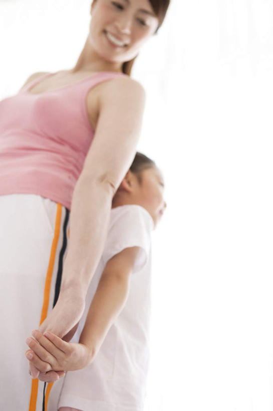 东方人,儿童,两个人,家庭,母亲,女儿,站,握手,笑,微笑,露齿笑,竖图,室内,白天,仰视,纯洁,安全,亚洲,服装,依靠,注视,休闲装,黄种人,小孩,衣服,粉色,黑色,观察,看,倚靠,站着,背靠背,休闲,温暖,温馨,母女,一家人,休闲服,可爱,母爱,童年,童趣,背对背,服饰,观看,和睦,察看,关注,童真,烂漫,无邪,天真,信任,年轻女性,女孩,女人,女性,亚洲人,孩子,年轻人,长发,搀手,拉手,手拉手,手握手,站立,半身,彩图,低角度拍摄,融洽,女生