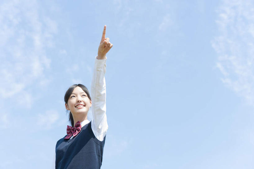 东方人,一个人,站,横图,室外,白天,仰视,制服,亚洲,仅一个年轻女性,仅一个女性,仅一个人,指,阴影,服装,光线,领结,影子,云,云朵,云彩,注视,黄种人,方向,蓝色,白云,蓝天,天空,阳光,蝴蝶结,天,观察,看,手势,站着,校服,晴朗,观看,察看,指向,食指,关注,学生服,年轻女性,女人,女性,亚洲人,晴空,站立,半身,彩图,低角度拍摄