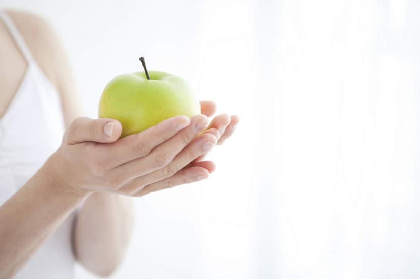 东方人,手,一个人,站,捧,横图,室内,特写,白天,白色背景,正面,苹果,水果,吊带,亚洲,双手,仅一个年轻女性,仅一个女性,仅一个人,新鲜,生食,食品,果实,吊带衫,黄种人,食物,一个,绿色,白色,青苹果,站着,手部,摄影,有机食品,绿色食品,影棚,单个,年轻女性,女人,女性,亚洲人,端,端着,捧着,手捧,站立,半身,彩图,影棚拍摄,拍摄