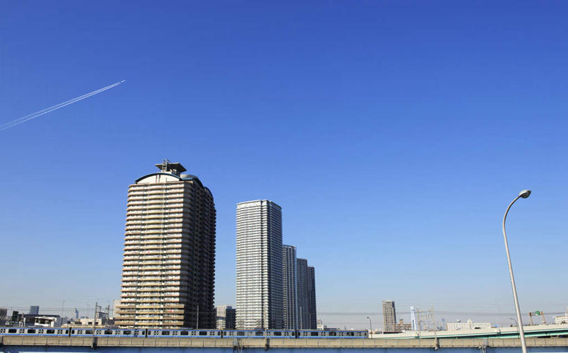 无人,高楼大厦,横图,室外,白天,仰视,度假,美景,城市风光,城市,大厦,建筑,路灯,摩天大楼,照明,东京,日本,亚洲,一条,景观,烟雾,建筑群,灯光,娱乐,建设,灯,蓝色,蓝天,天空,天,享受,休闲,景色,放松,污染,照亮,废气,照明设备,东亚,飞机尾迹,本州,尾迹云,机尾云,飞机拉烟,云带,尾迹,关东地方,本州岛,日本国,东京都,机尾迹,飞机尾气,彩图,低角度拍摄,大楼,高层建筑,高楼,摩天楼