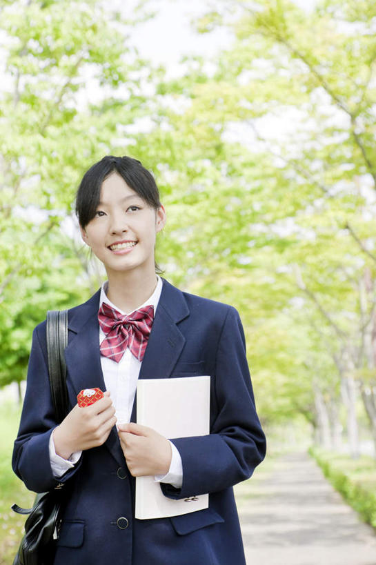 东方人,一个人,站,笑,微笑,露齿笑,竖图,室外,白天,正面,制服,植物,道路,路,公路,书籍,亚洲,仅一个年轻女性,仅一个女性,仅一个人,阴影,服装,光线,影子,交通,拿,拿着,黄种人,树,树木,绿色,阳光,自然,站着,校服,生长,成长,学生服,年轻女性,女人,女性,亚洲人,书,图书,马路,站立,半身,彩图