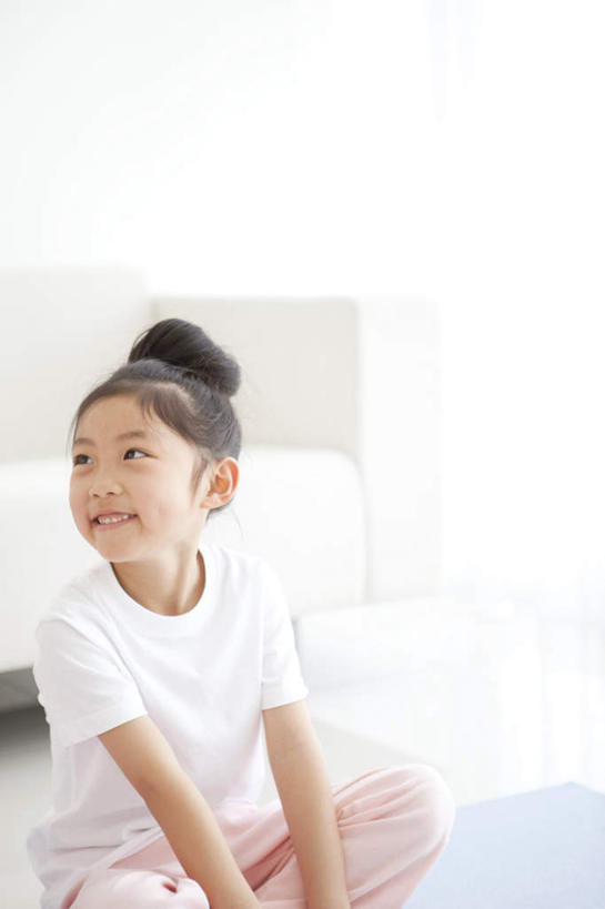 东方人,儿童,一个人,坐,笑,微笑,露齿笑,竖图,室外,白天,正面,T恤衫,纯洁,亚洲,仅一个女性,仅一个人,服装,T恤,注视,休闲装,黄种人,小孩,衣服,黑色,观察,看,仅一个小孩,休闲,休闲服,可爱,童年,童趣,服饰,观看,察看,关注,童真,烂漫,无邪,天真,女孩,女人,女性,亚洲人,孩子,长发,坐着,半身,彩图,女生