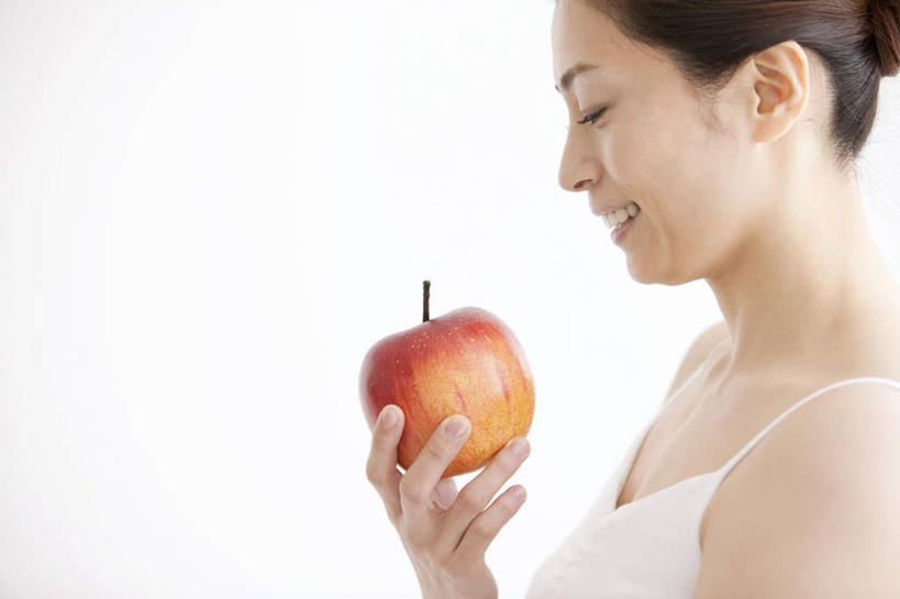 东方人,一个人,站,笑,微笑,露齿笑,横图,室内,白天,白色背景,侧面,苹果,吊带,亚洲,仅一个年轻女性,仅一个女性,仅一个人,拿,拿着,注视,吊带衫,黄种人,一个,红色,白色,观察,看,站着,摄影,影棚,单个,观看,察看,关注,年轻女性,女人,女性,亚洲人,站立,半身,彩图,影棚拍摄,拍摄