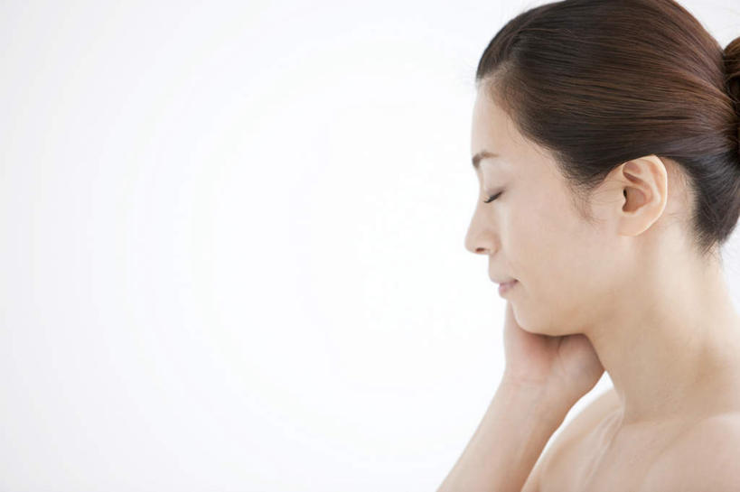 东方人,一个人,站,摸,横图,室内,白天,白色背景,侧面,亚洲,仅一个年轻女性,仅一个女性,仅一个人,抚摸,黄种人,黑色,站着,摄影,影棚,年轻女性,女人,女性,亚洲人,长发,触摸,接触,站立,半身,彩图,影棚拍摄,拍摄