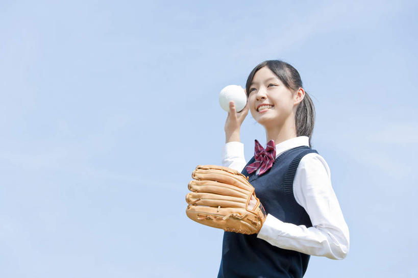 东方人,一个人,站,横图,室外,白天,仰视,制服,锻炼,运动,棒球,垒球,亚洲,仅一个年轻女性,仅一个女性,仅一个人,阴影,服装,光线,棒球手套,影子,云,云朵,拿,云彩,拿着,注视,黄种人,球,红色,蓝色,白云,蓝天,天空,阳光,手套,天,观察,看,站着,校服,晴朗,观看,察看,关注,学生服,体育,年轻女性,女人,女性,亚洲人,长发,晴空,站立,半身,彩图,低角度拍摄,健身