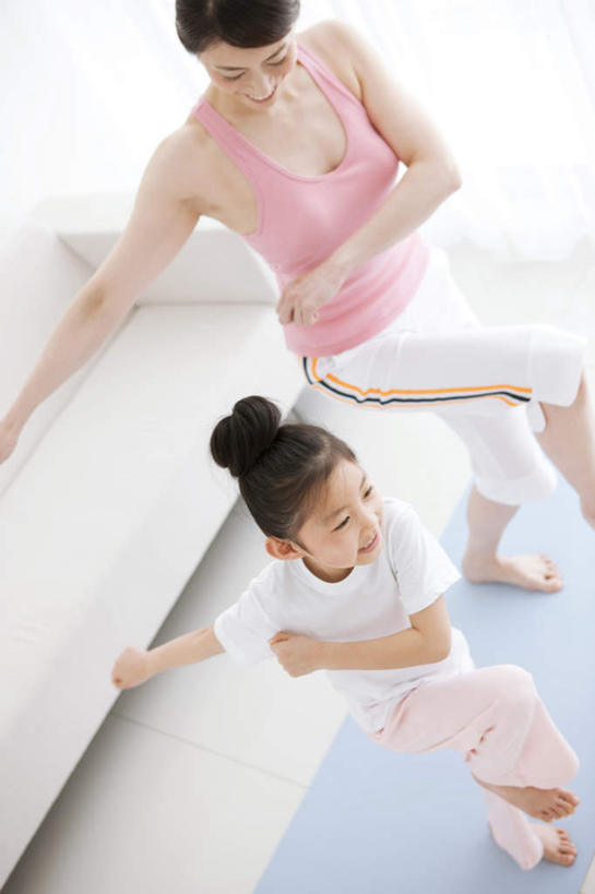 东方人,儿童,两个人,家庭,母亲,女儿,站,伸展双臂,竖图,俯视,室内,白天,锻炼,纯洁,运动,沙发,亚洲,服装,休闲装,黄种人,小孩,衣服,黑色,站着,休闲,温暖,温馨,母女,一家人,休闲服,可爱,母爱,童年,童趣,服饰,和睦,童真,烂漫,无邪,体育,天真,年轻女性,女孩,女人,女性,亚洲人,孩子,年轻人,长发,敞开双臂,伸开双臂,展开双肩,站立,张开手臂,张开双臂,半身,彩图,高角度拍摄,健身,融洽,女生,皮沙发