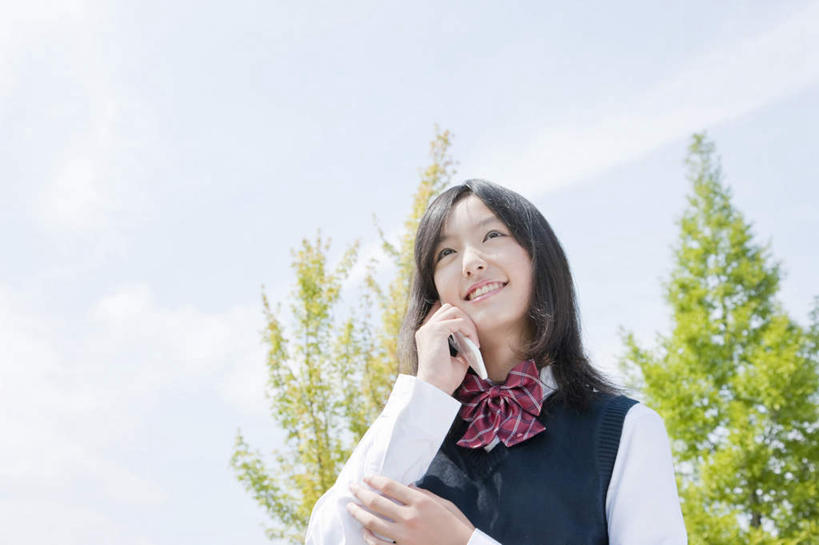 东方人,一个人,站,笑,打电话,微笑,露齿笑,横图,室外,白天,仰视,制服,植物,电话,手机,亚洲,仅一个年轻女性,仅一个女性,仅一个人,阴影,服装,光线,影子,拿,拿着,黄种人,通讯设备,树,树木,绿色,阳光,自然,站着,校服,生长,成长,学生服,交流,年轻女性,女人,女性,亚洲人,沟通,通话,站立,半身,彩图,低角度拍摄
