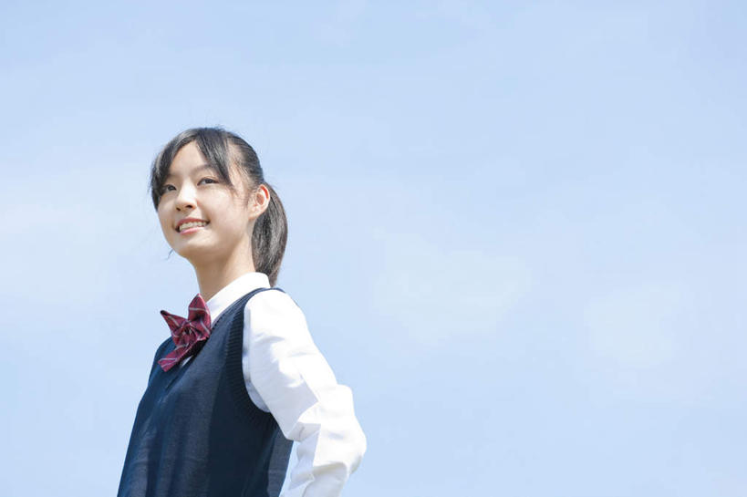 东方人,一个人,站,笑,微笑,露齿笑,横图,室外,白天,仰视,制服,亚洲,仅一个年轻女性,仅一个女性,仅一个人,服装,注视,黄种人,蓝色,蓝天,天空,天,观察,看,站着,校服,晴朗,观看,察看,关注,学生服,万里无云,年轻女性,女人,女性,亚洲人,晴空,晴空万里,站立,半身,彩图,低角度拍摄