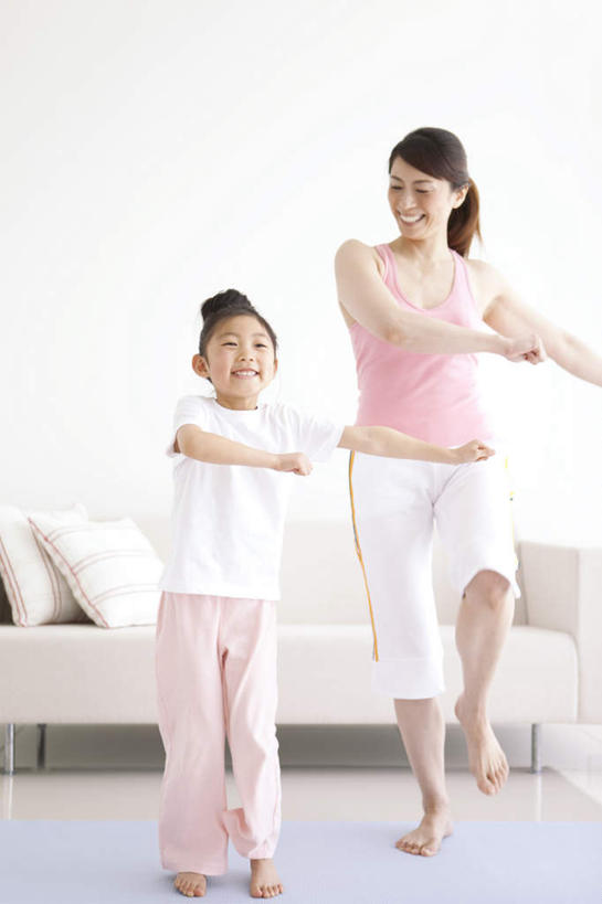 东方人,儿童,两个人,家庭,母亲,女儿,站,伸展双臂,竖图,室内,白天,正面,锻炼,纯洁,运动,沙发,亚洲,服装,注视,休闲装,黄种人,小孩,衣服,黑色,观察,看,站着,休闲,温暖,温馨,母女,一家人,休闲服,可爱,母爱,童年,童趣,服饰,观看,和睦,察看,关注,童真,烂漫,无邪,体育,天真,年轻女性,女孩,女人,女性,亚洲人,孩子,年轻人,长发,敞开双臂,伸开双臂,展开双肩,站立,张开手臂,张开双臂,彩图,全身,健身,融洽,女生,皮沙发